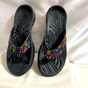 Sketchers Cali Gear black flip flops with dog themed print. Size 7